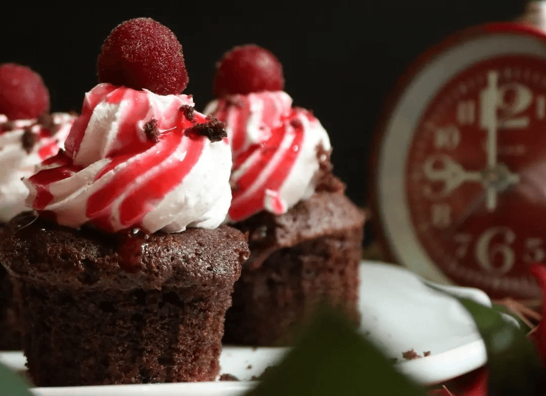 Vişne Soslu Çikolatalı Cupcake