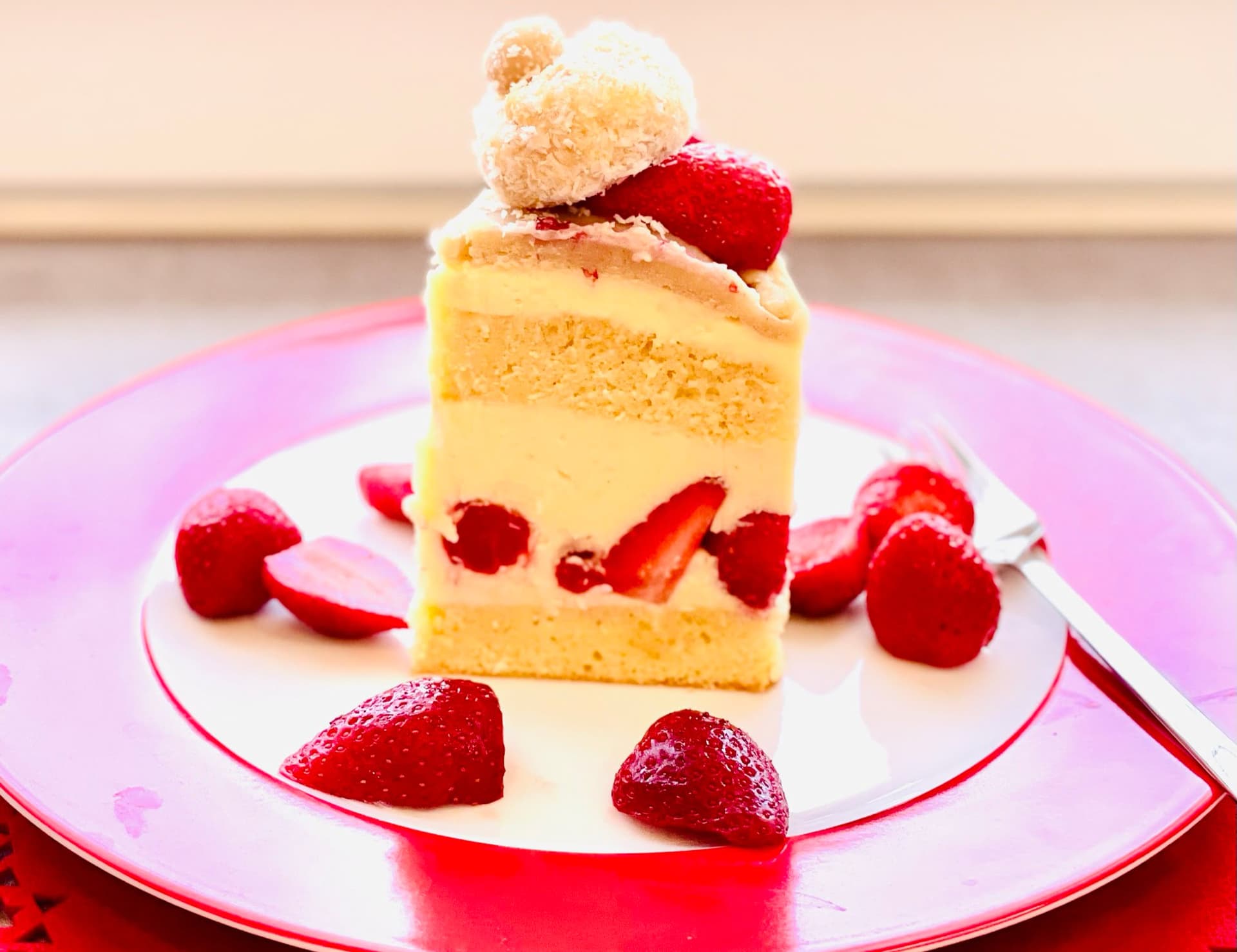 Çilekli Badem Ezmeli Pasta