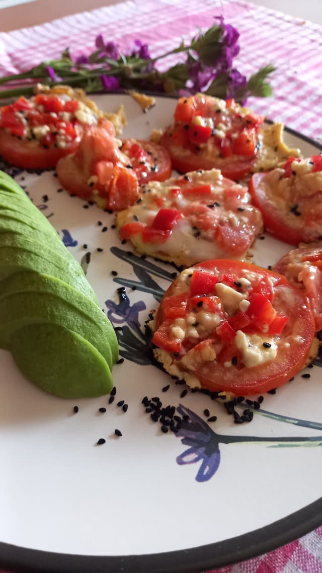 Domatesli Yumurta Dilimleri