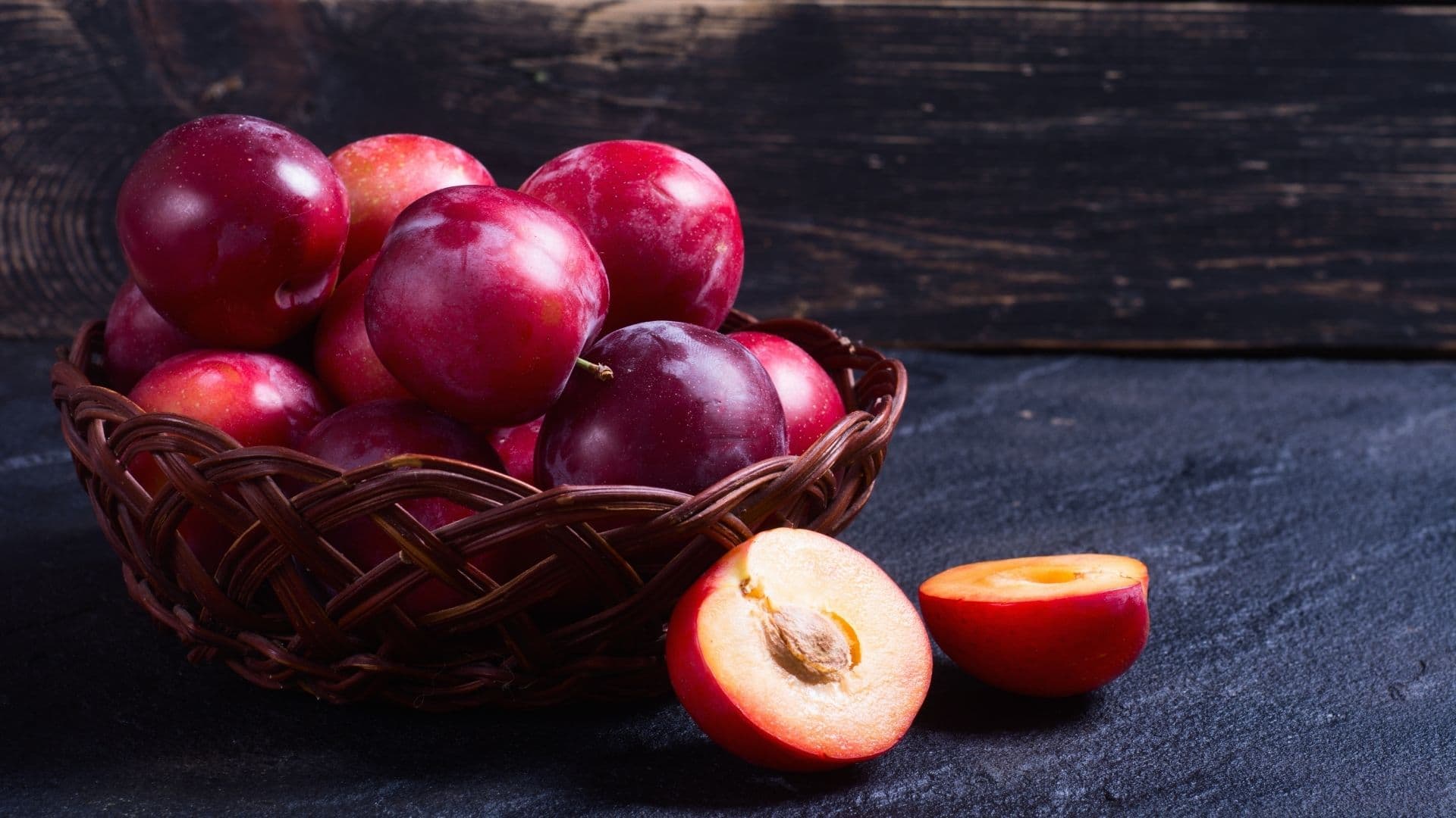 Kırmızı Erik: Faydaları, Besin Değerleri ve Sık Sorulan Sorular